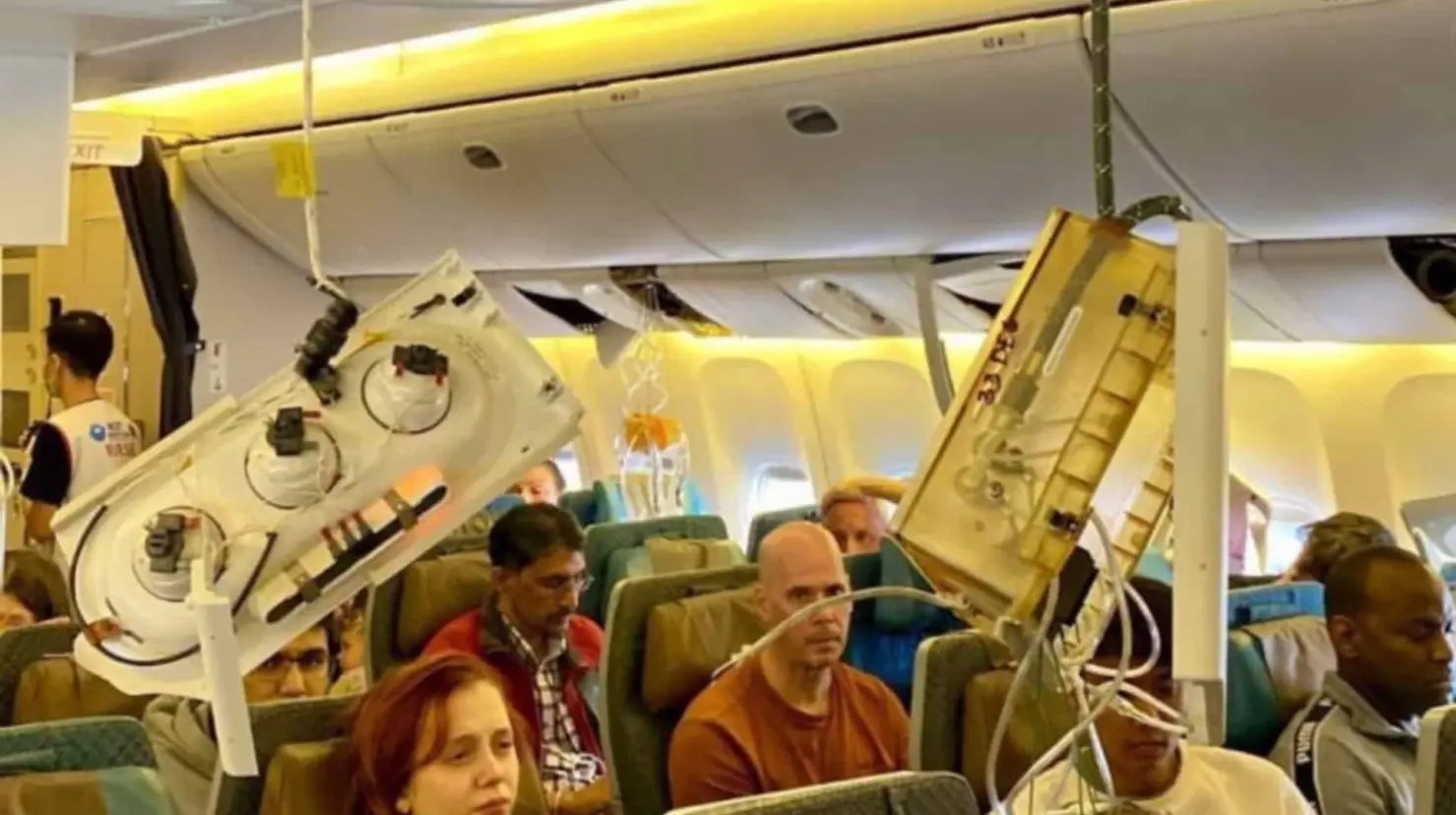 Turbulencia en avión provoca la muerte de una persona y 30 heridos