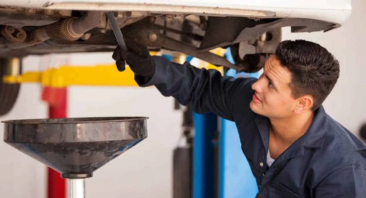 ¡Toma nota! Así puedes saber qué tipo de aceite lleva tu carro