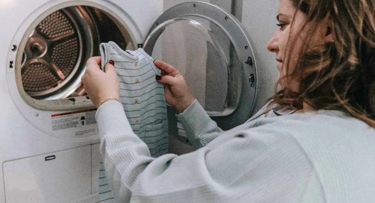 ¿La lavadora está arruinando tu ropa? Estos pueden ser los motivos