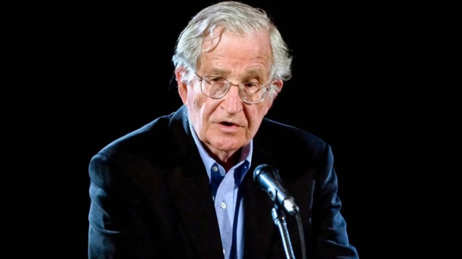 Noam Chomsky: Desmienten la falsa noticia de su muerte