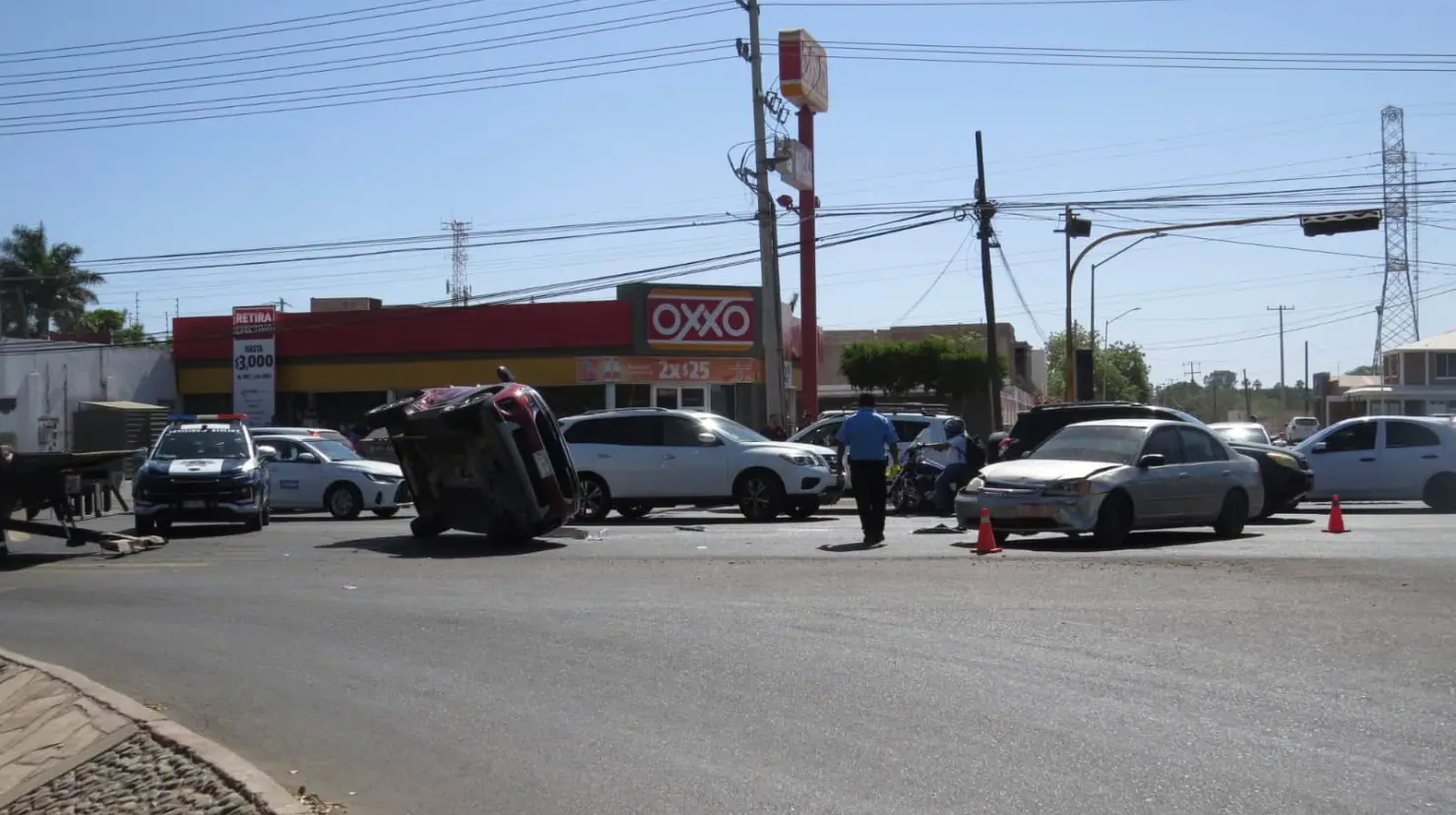 Vuelca auto en aparatoso accidente cerca de la Laguna del Náinari