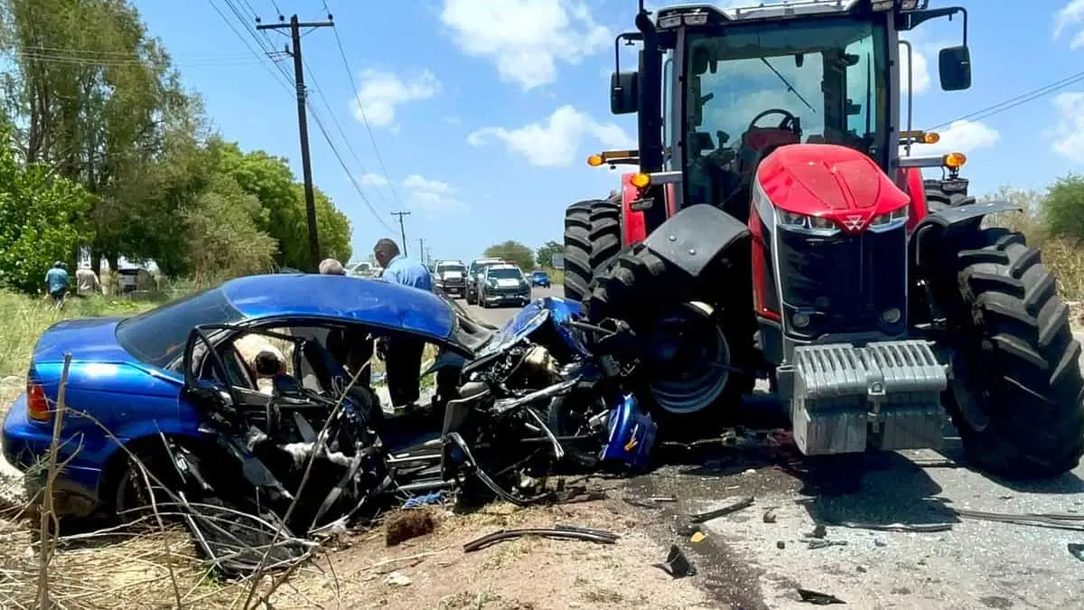 Choque de automóvil y tractor deja a dos jóvenes universitarios lesionados en en Valle del Yaqui