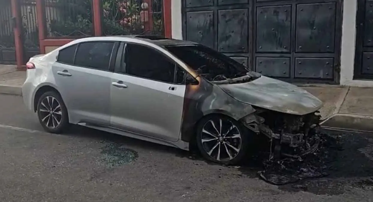 Arde vehículo en la colonia Reforma de Ciudad Obregón