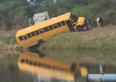 Derrapa camión que transportaba personal en el bordo del Canal Bajo de Cajeme