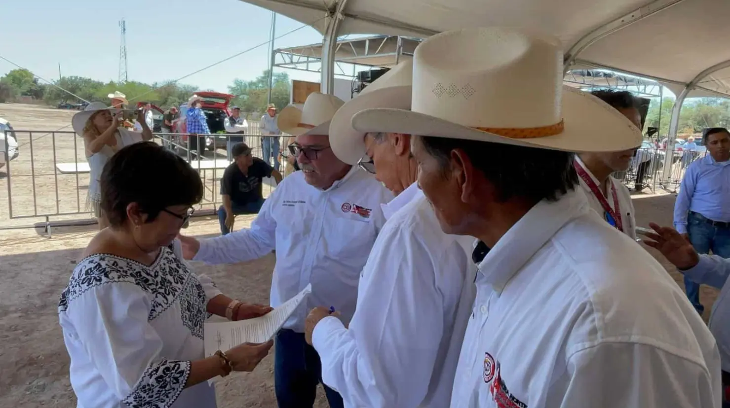 Ejido Huatabampo pide a AMLO solucionar problema de despojos durante su visita