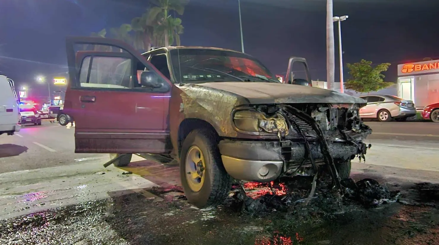 Arde camioneta en la Miguel Alemán en Cajeme 