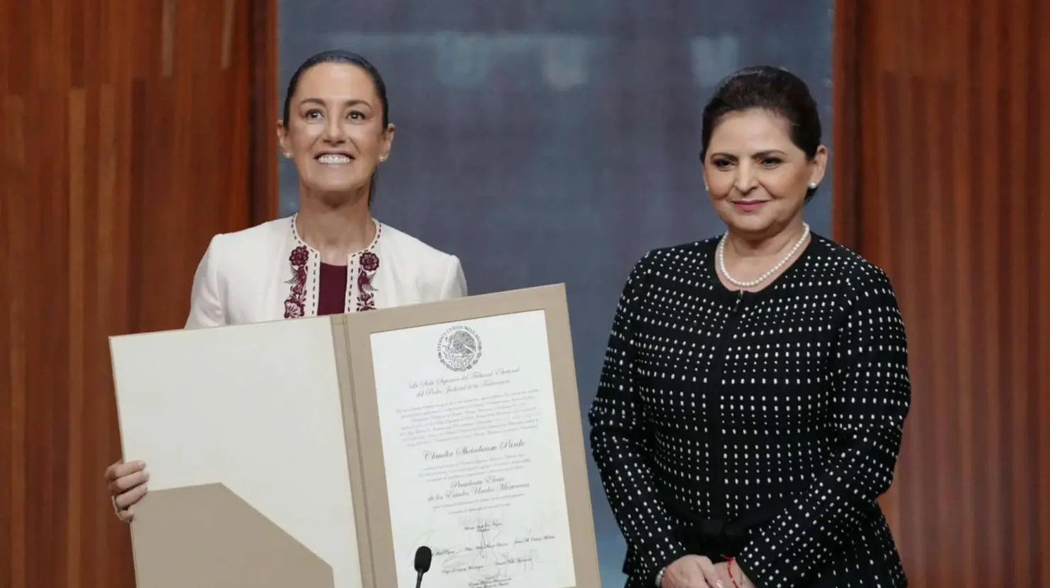 Recibe Claudia constancia como presidenta electa
