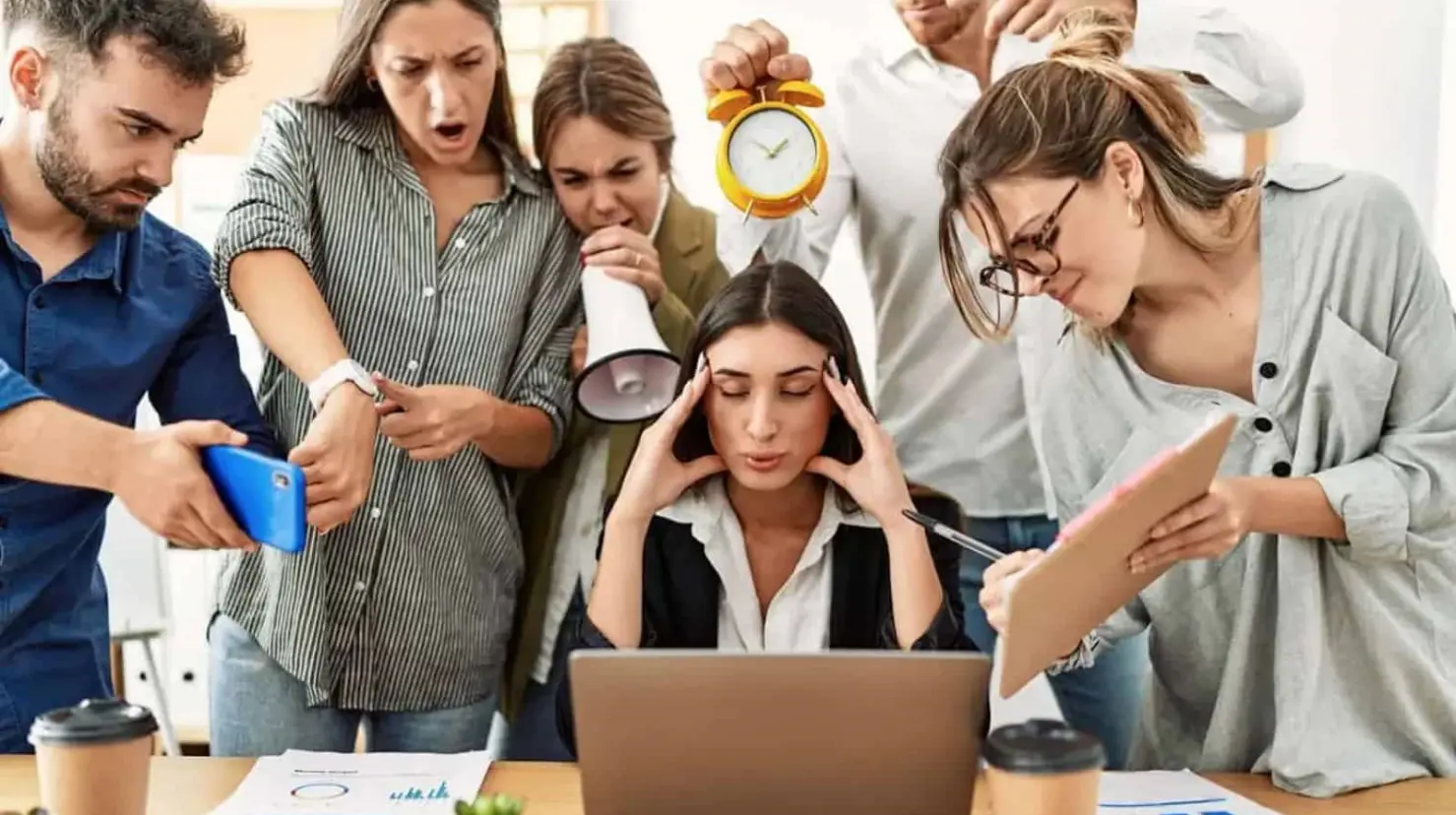 Iniciativa legislativa busca reconocer el estrés laboral como enfermedad de trabajo