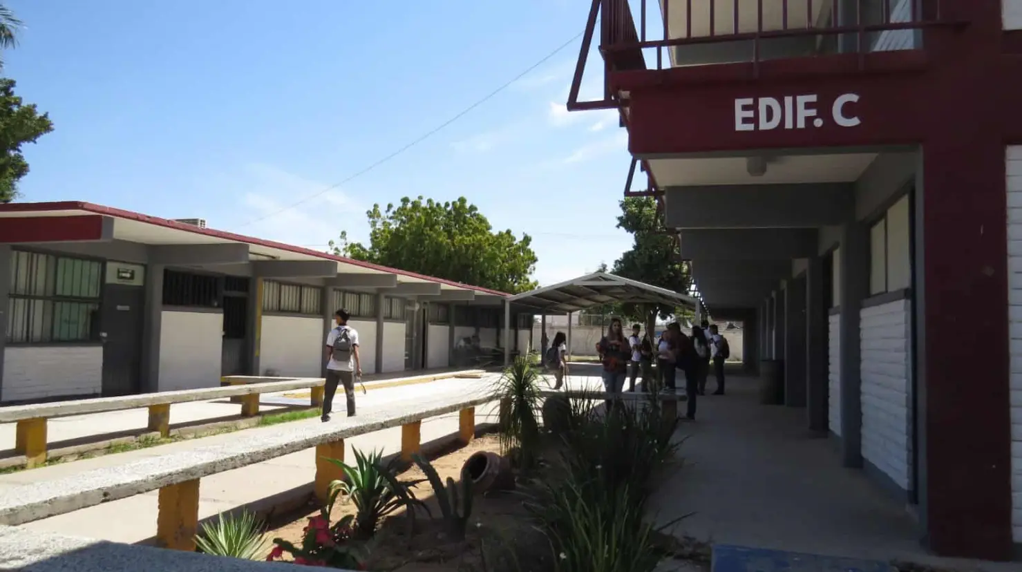 Egresados de preparatoria en Cajeme van a la universidad ... pero no todos