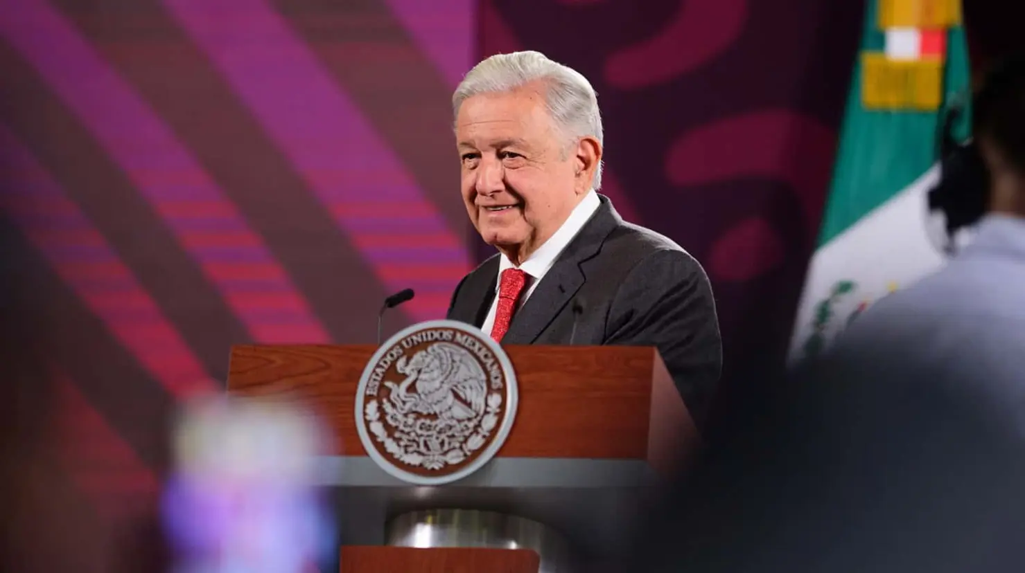 AMLO critica oposición a la reforma judicial e ironiza comparaciones con la monarquía