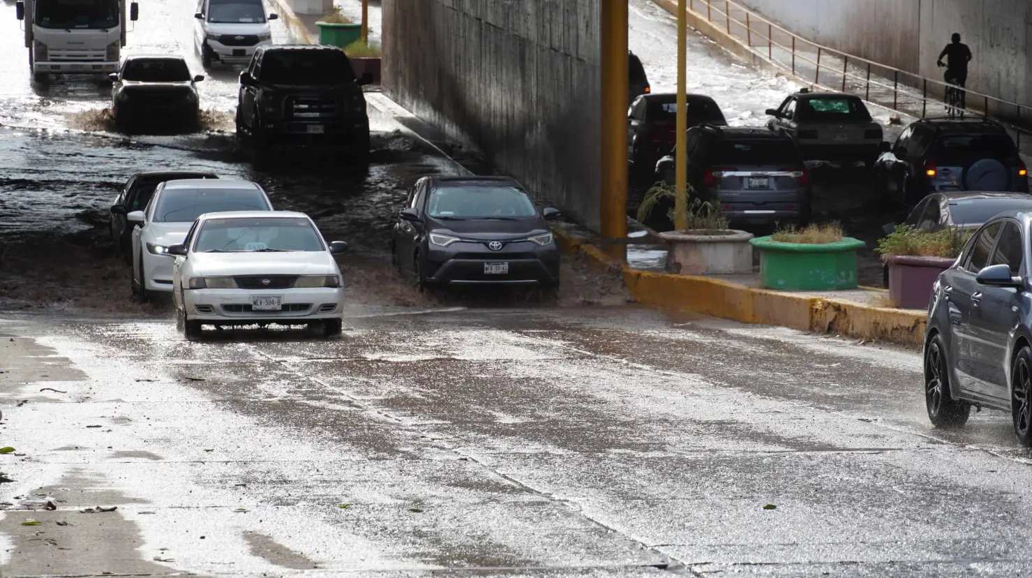 Lluvia genera encharcamiento en el paso a desnivel