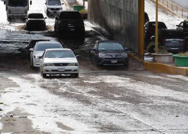 Lluvia genera encharcamiento en el paso a desnivel