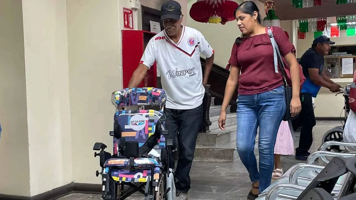 DIF Cajeme entrega sillas de ruedas a niños con parálisis cerebral