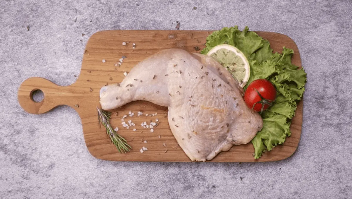 Pollo blanco y amarillo. Fuente: Pixabay/NikkkOO