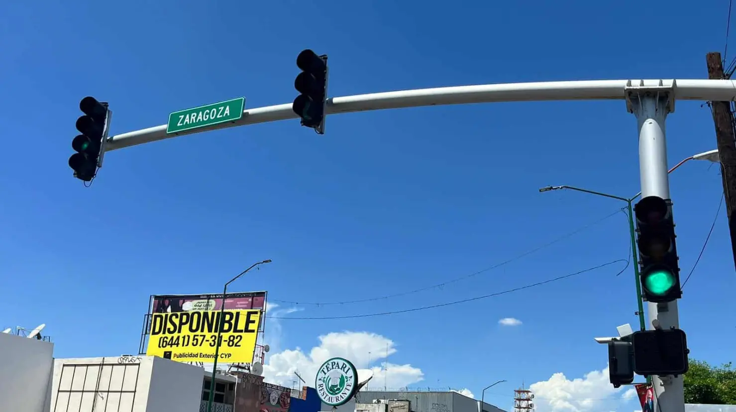 La avenida Miguel Alemán tiene, en tres kilómetros y medio, nueve cruceros con semáforos.