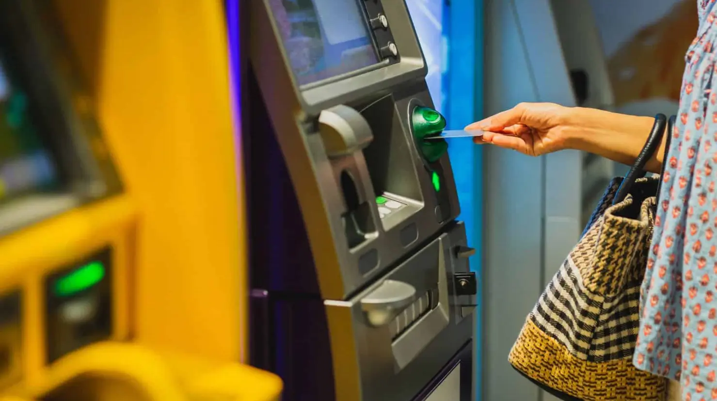 Condusef advierte sobre “tallado” de tarjetas en cajeros automáticos