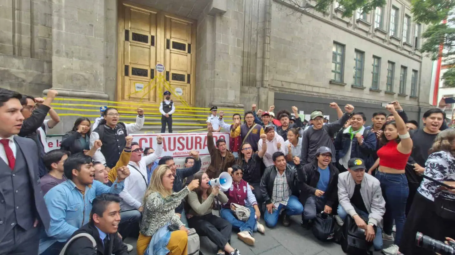 Jóvenes que apoyan la Reforma al Poder Judicial llaman a transformar la justicia en México; clausuran SCJN