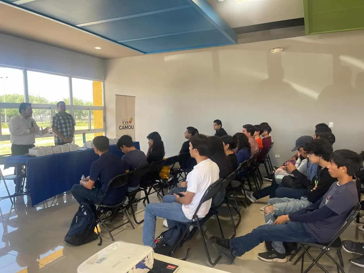 Fundación Eva de Camou entrega lentes a estudiantes de Itson en Navojoa