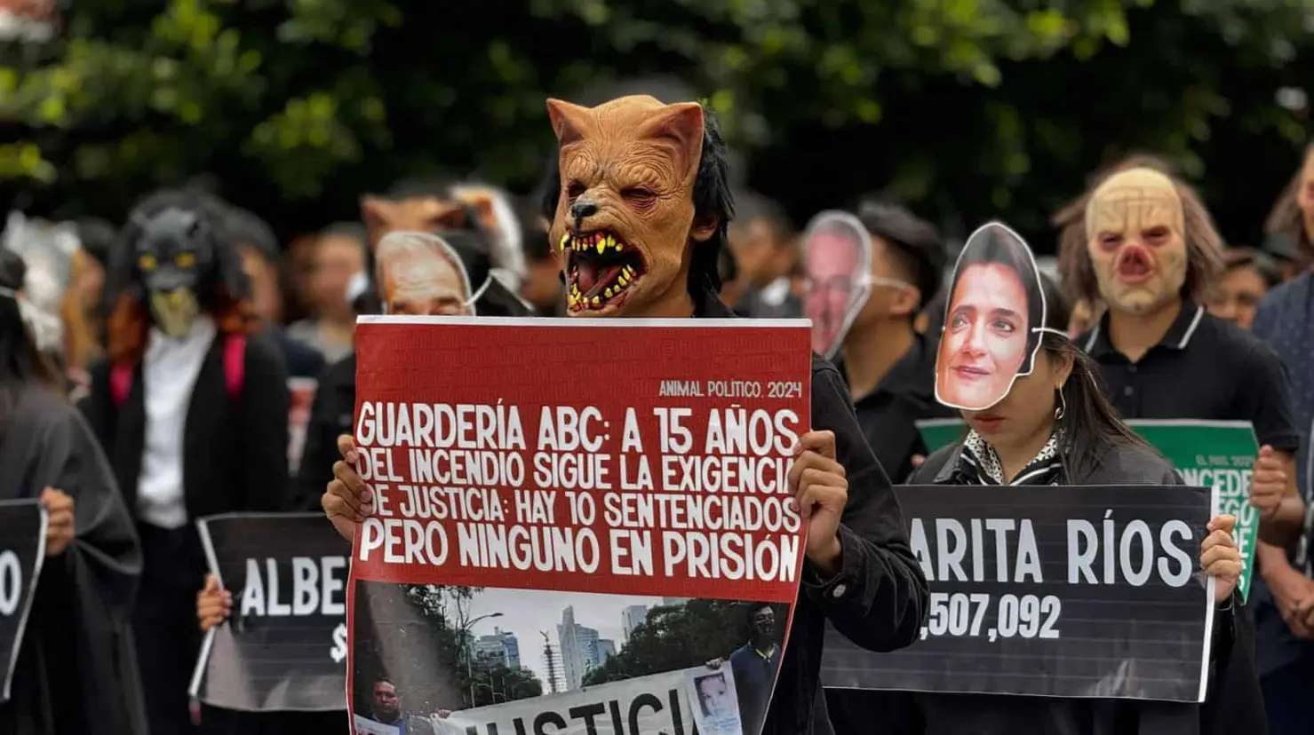 VIDEO | Jóvenes por la Reforma salen a las calles con máscaras de cerdos y lobos en la Ciudad de México