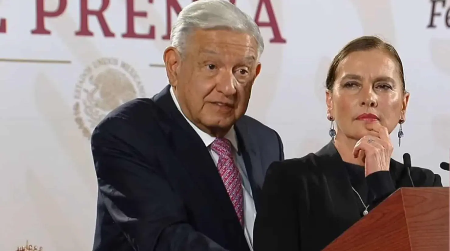 AMLO y Beatriz Gutiérrez Müller juntos en La Mañanera para despedirse