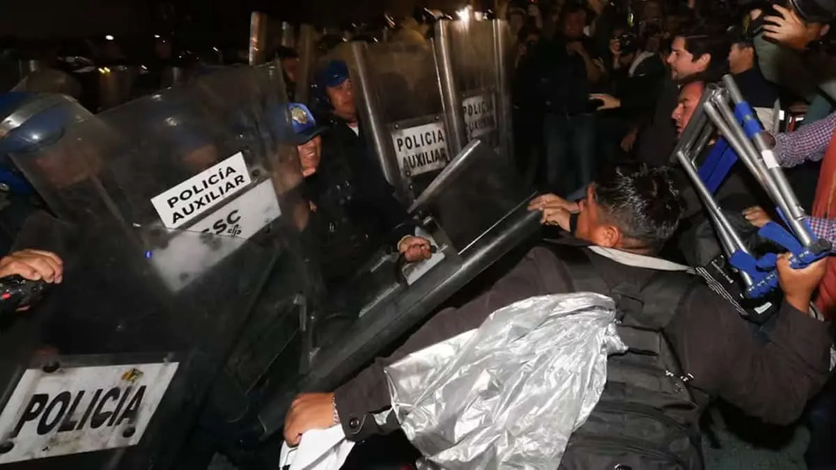 Reforma Judicial: Yunes vota a favor y estallan los enfrentamientos fuera de Casa Xiconténcatl