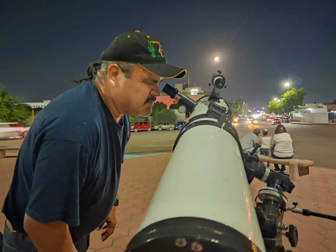 Se reúnen en la Laguna del Náinari en Cajeme para observar eclipse parcial de Luna