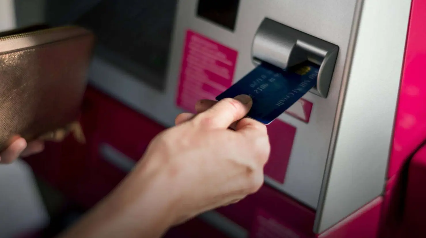 Por este motivo NO se recomienda sacar dinero del cajero automático cuando se sale del país