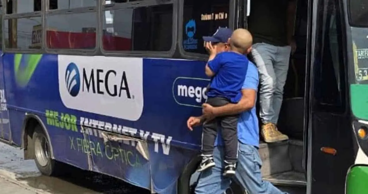 Alexis ya no irá a quimioterapia en camión; personas en Monterrey se unen para ayudarlo