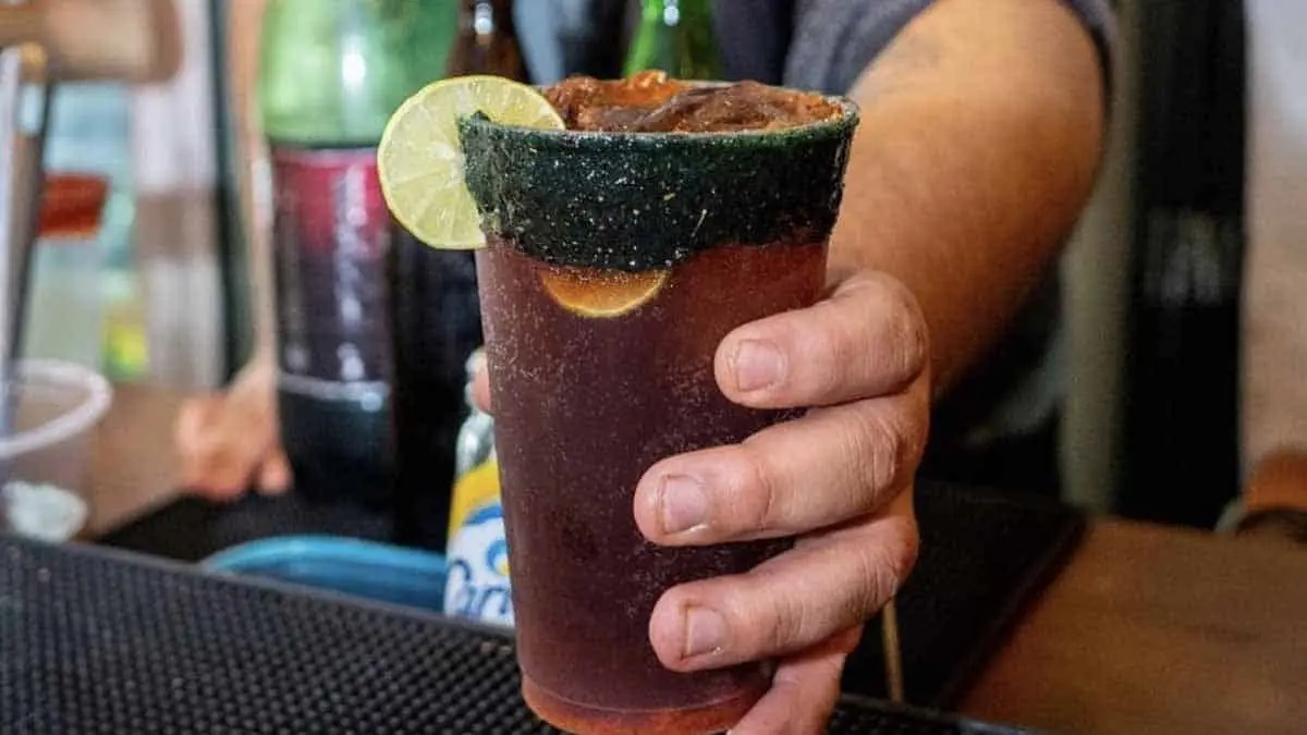 ¿Prohibirán las micheladas en México? Esto sabemos sobre esta iniciativa de ley
