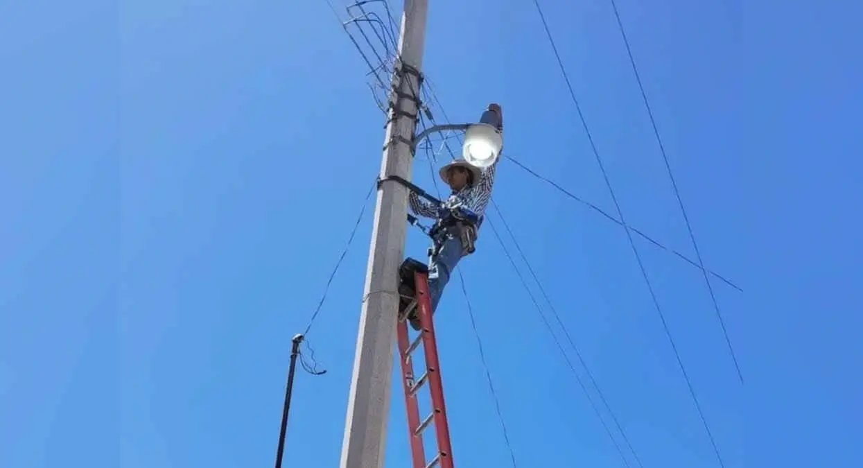 En Yécora llega la luz; rehabilitan lámparas de alumbrado público