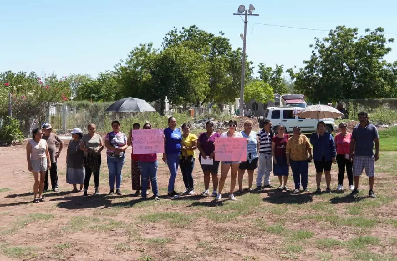 En Pueblo Yaqui vecinos se manifiestan por sepultura de cadáveres en campo deportivo