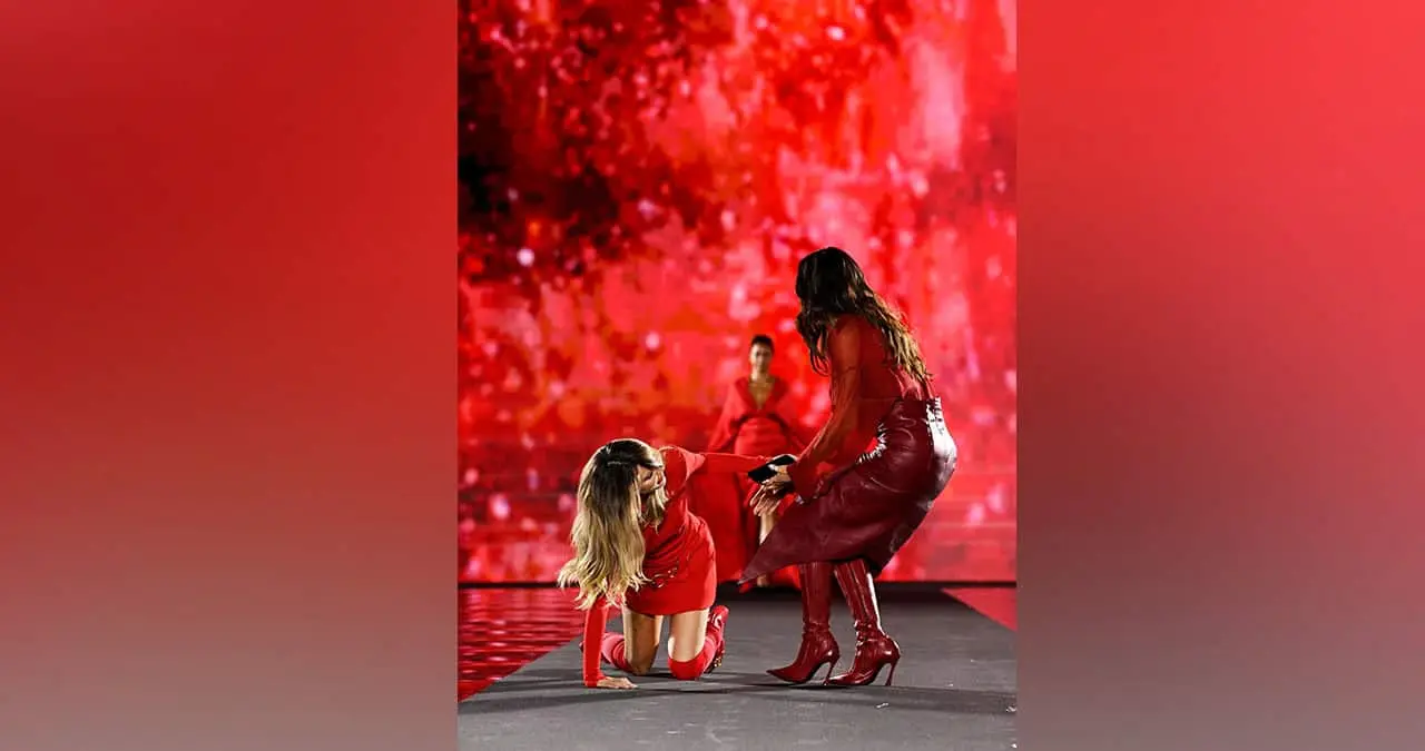 Belinda sufre aparatosa caída en pasarela internacional en París