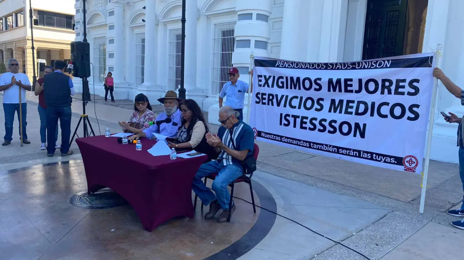 En Hermosillo protestan por la falta de medicamentos en Isssteson