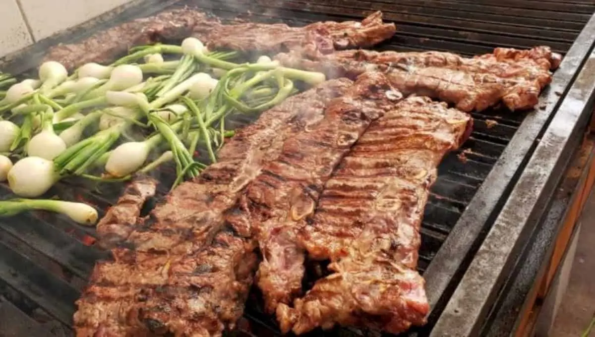 ¿Dónde se prepara la mejor carne asada en Sonora o Monterrey, según la IA?