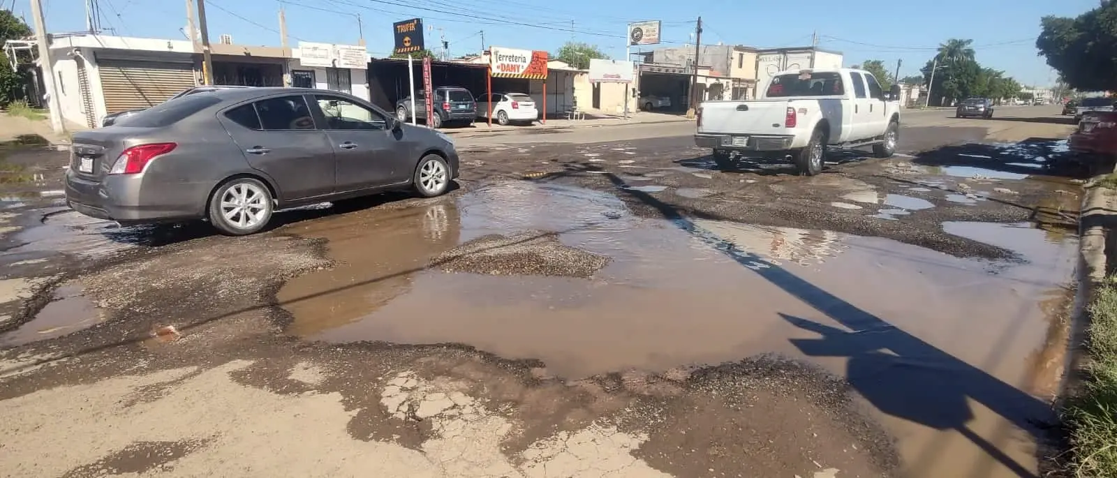 En Cajeme ciudadanos buscan evadir baches en calles California y Durango