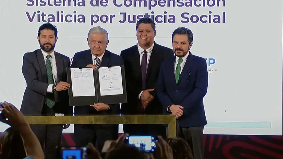 AMLO firma convenio para beneficiar a trabajadores del Sindicato Mexicano de Electricistas