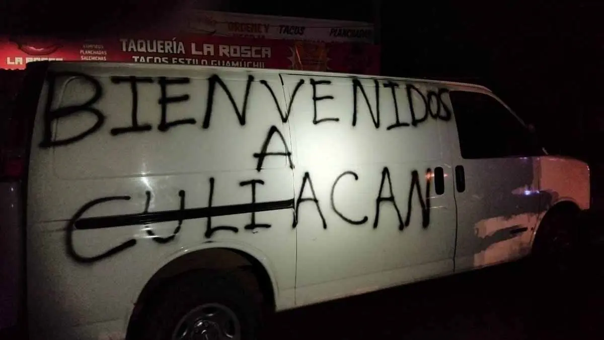 “Bienvenidos a Culiacán”: aparece camioneta con 8 cuerpos en su interior
