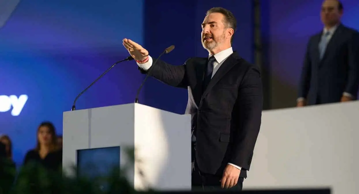 Adrián de la Garza rinde protesta como alcalde de Monterrey