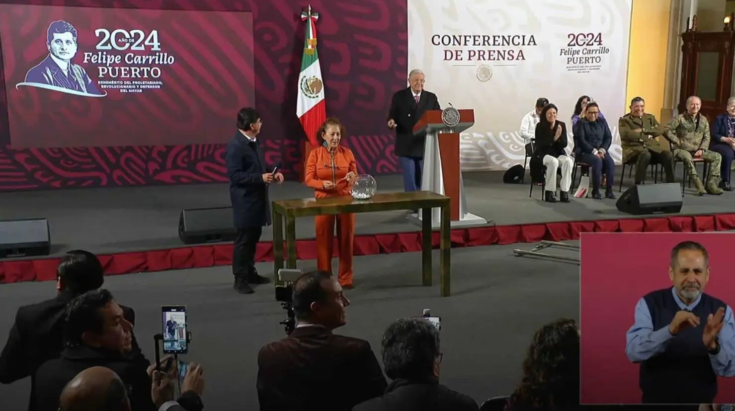 AMLO: Así fue la rifa de su reloj; ¿quién se lo ganó? 