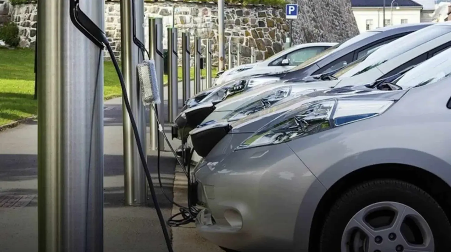 ¿Cuáles son los autos eléctricos que más les dura la batería? Estos son sus precios