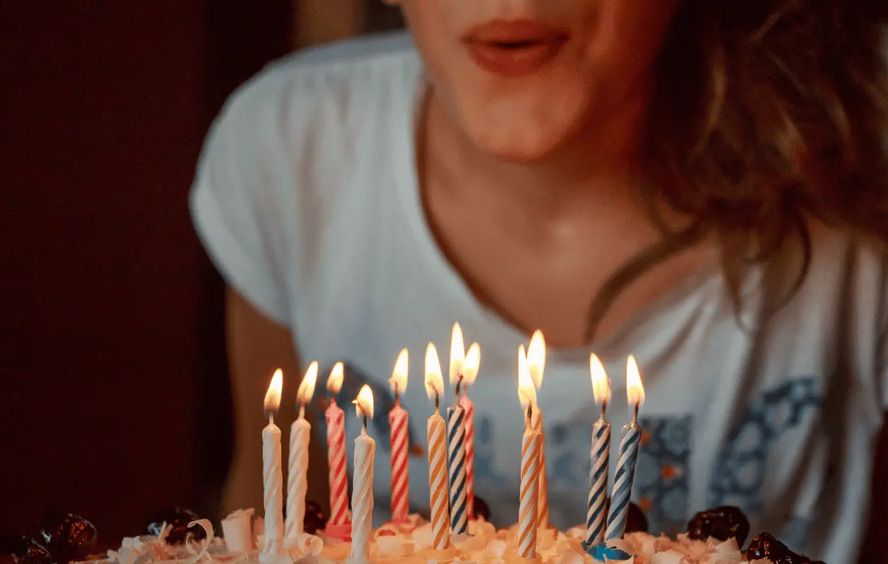 ¿Por qué soplamos velas y pedimos deseos en los cumpleaños?