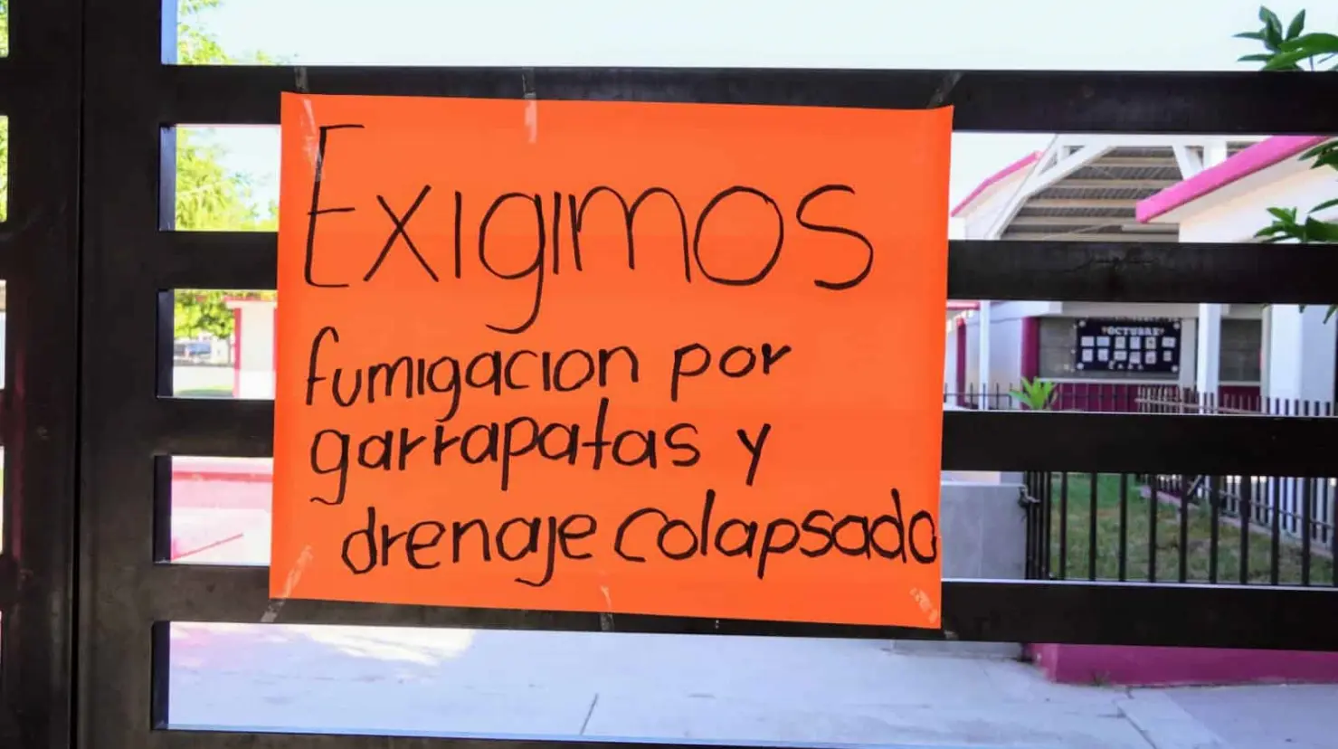 Toman escuela en Cajeme; exigen solución a problemas de aguas negras y garrapatas