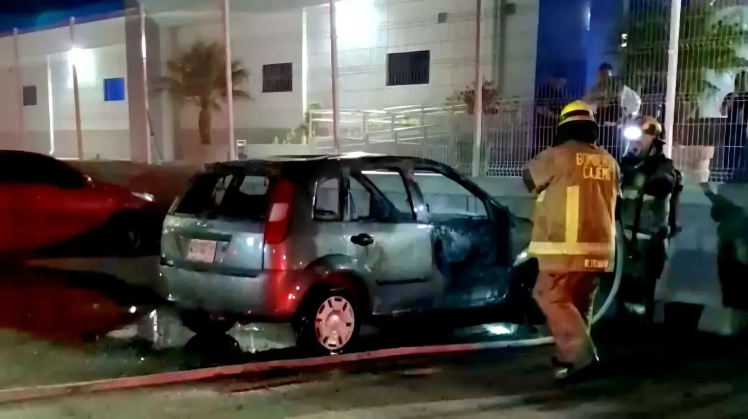 Incendian vehículo en estacionamiento de maquiladora de Cajeme