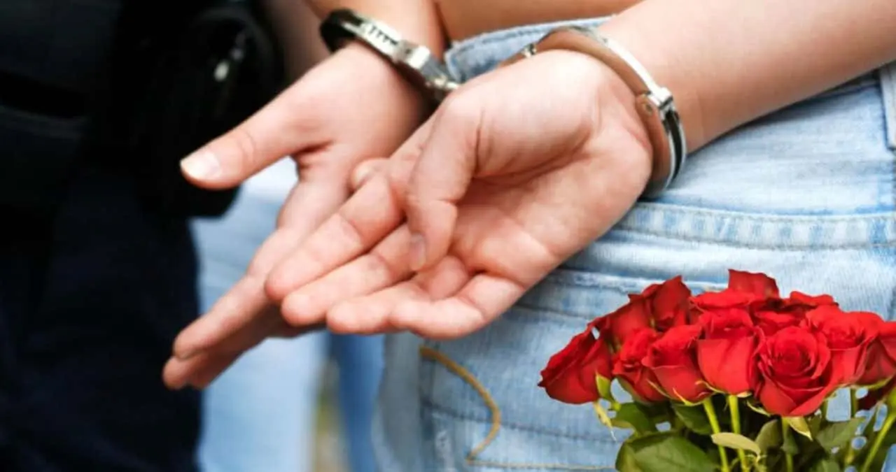 VIDEO | Policía se disfraza de Flores el Patrón para arrestar a una mujer