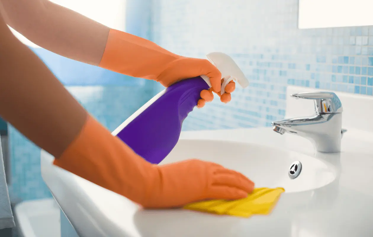 ¡Cuidado! Nunca debes mezclar cloro con estas sustancias al lavar el baño