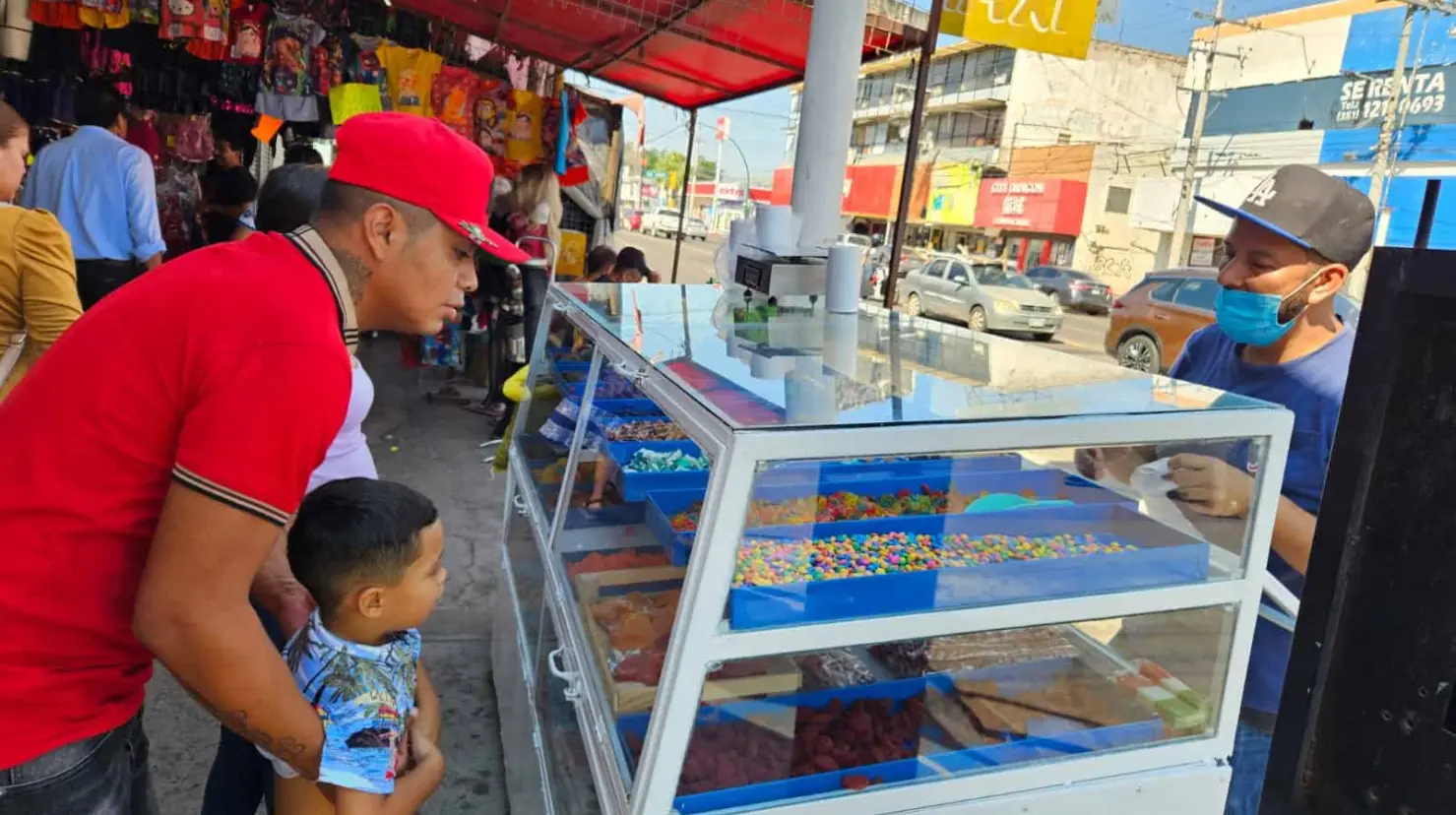 Se adelanta la Navidad; llegan los dulces, cubiertos y enmielados al centro de Ciudad Obregón