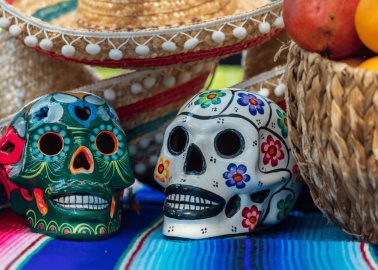 ¿Cuáles son los elementos básicos de un altar de Día de Muertos, según la inteligencia artificial?