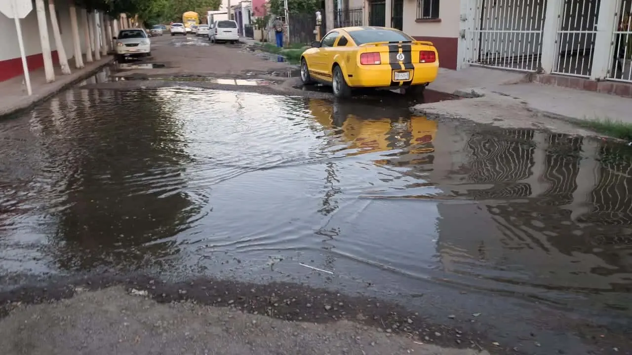 Piden vecinos de la colonia Miravalle, en Cajeme, reparar fuga de agua