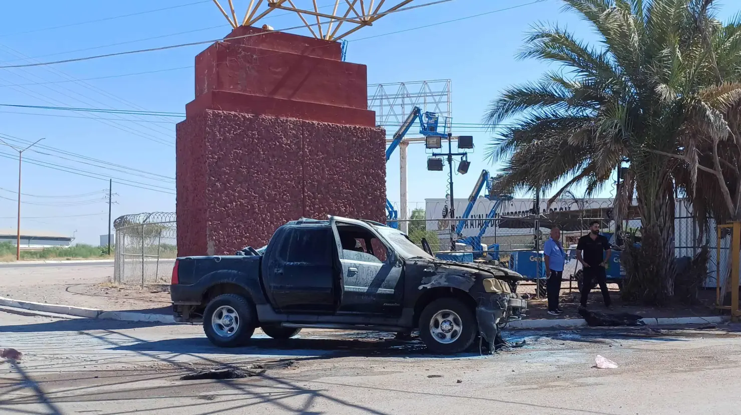 Se incendia pick up en Central de Abastos de Cajeme