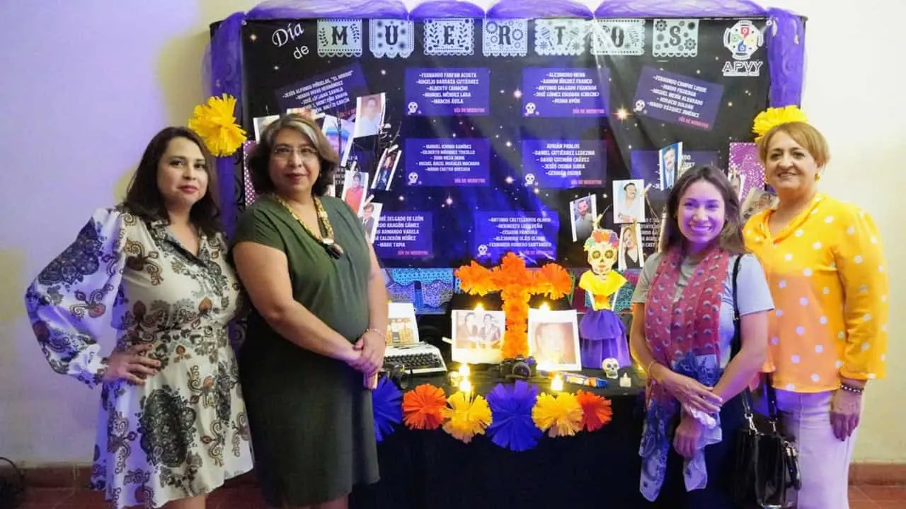 Recuerdan a periodistas con altar de muertos